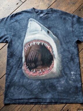 Shark Shirt Men’s Size 2XL The mountain